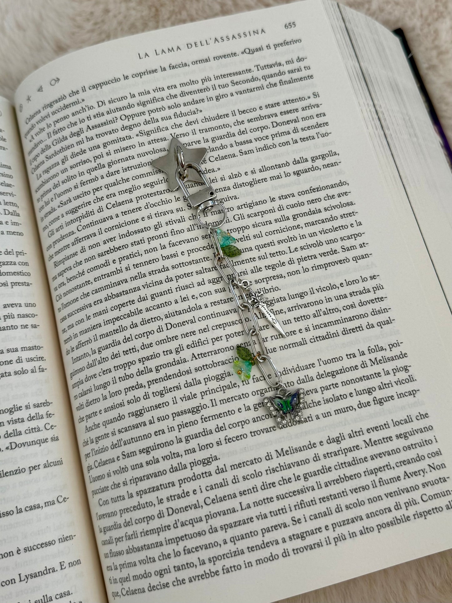 silver green dagger - charm chain for e-reader